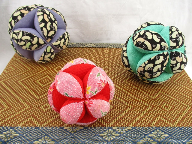 日本母親手工製作 懸掛雛手鞠 5 件套(4 個中號、1 個小號) TSURUSHIHINA TEMARI CHIRIMEN