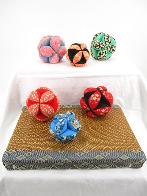 日本母親手工製作 懸掛雛手鞠 6 件套(4 個中號,2 個小號) TSURUSHIHINA TEMARI CHIRIMEN